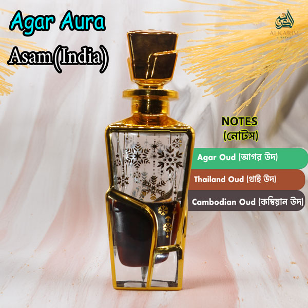 Agar Aura Asam (আগার আউরা আসাম) আতরের সুন্দর কাঁচের বোতল, সোনালী নকশা এবং এর সুগন্ধের উপাদানগুলো (আগর উদ, থাই উদ, কম্বোডিয়ান উদ) ছবিতে দেখানো হয়েছে।